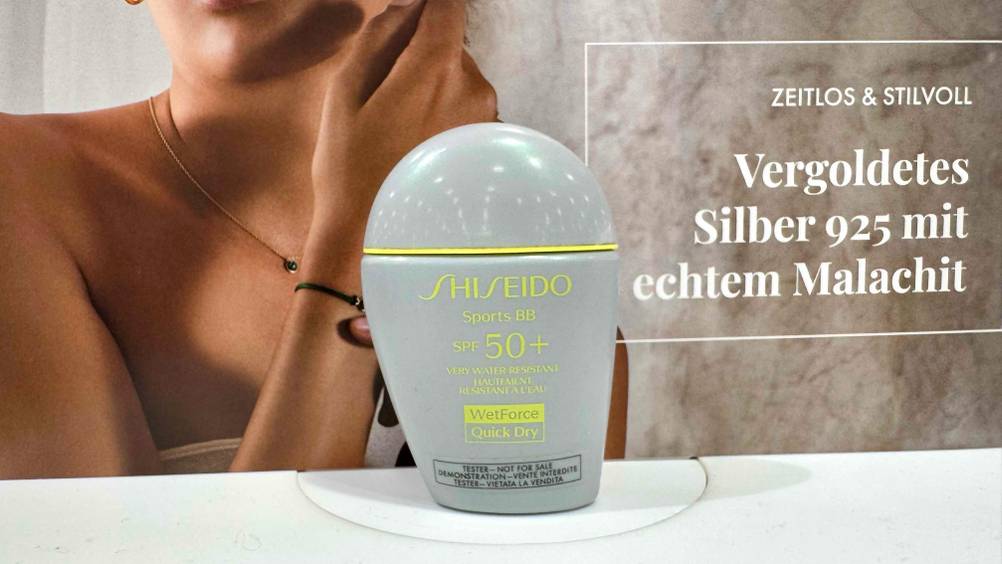 Shiseido-Sonnenschutz getestet: Eine Tube vor einem Plakat stehend.