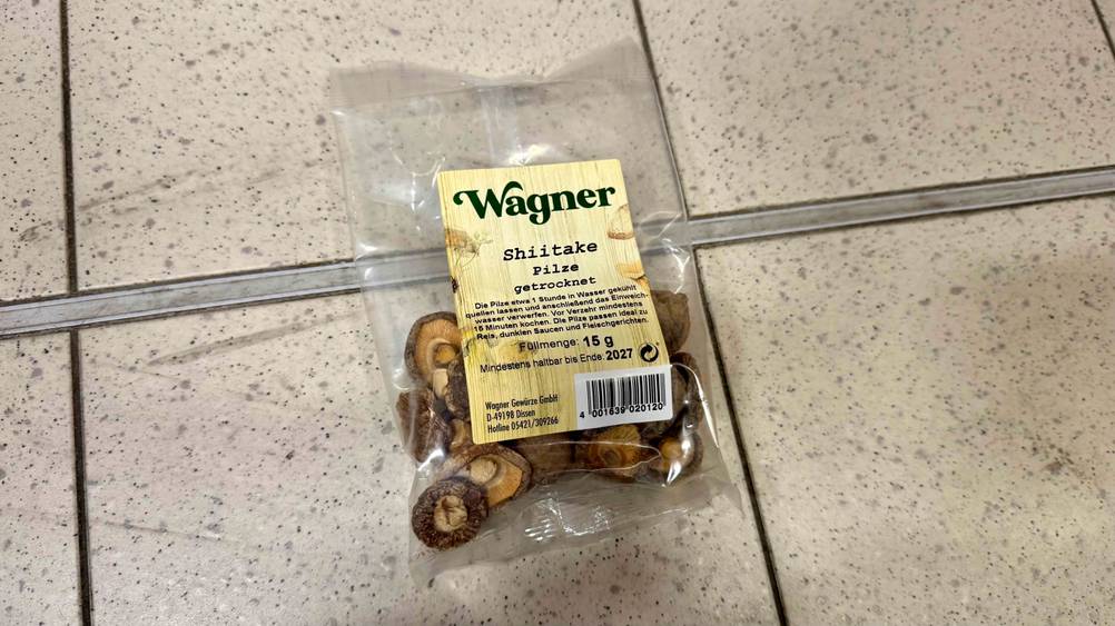 Getestet: Eine Packung der Shiitake-Pilze auf einem Fließenboden.