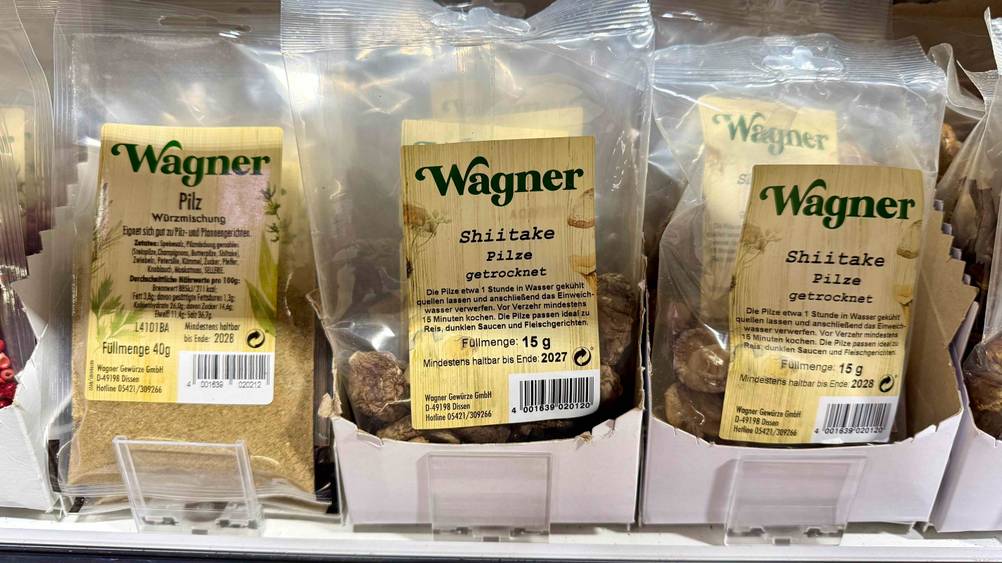 Mehrere Packungen der Shiitake-Pilze im Test in einem Verkaufsregal.