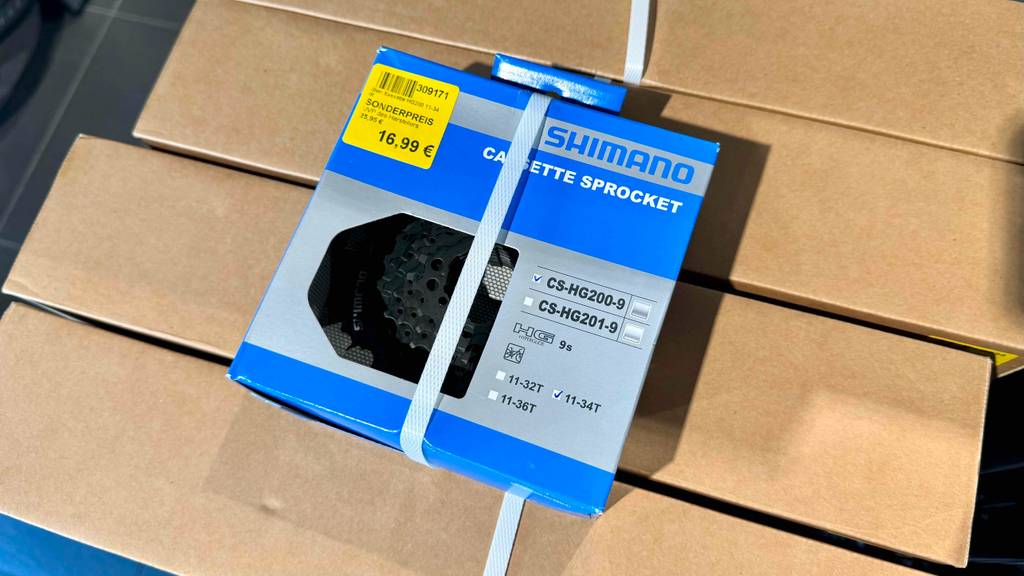 Eine 9-fach-Kassette liegt zum testen verpackt auf Kartons.