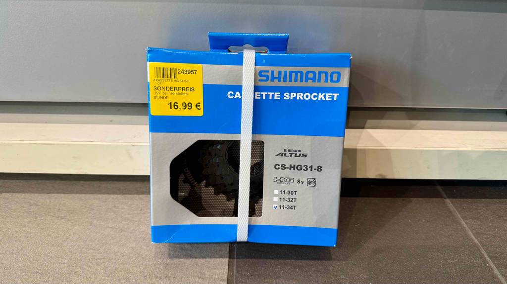 Eine verpackte Shimano-Kassette steht zum testen auf einem Fliesenboden.