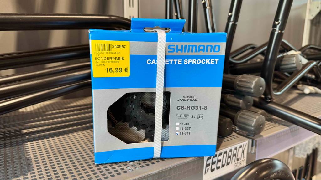 Eine getestete Shimano-Kassette steht in Verpackung in einem Gitterregal.
