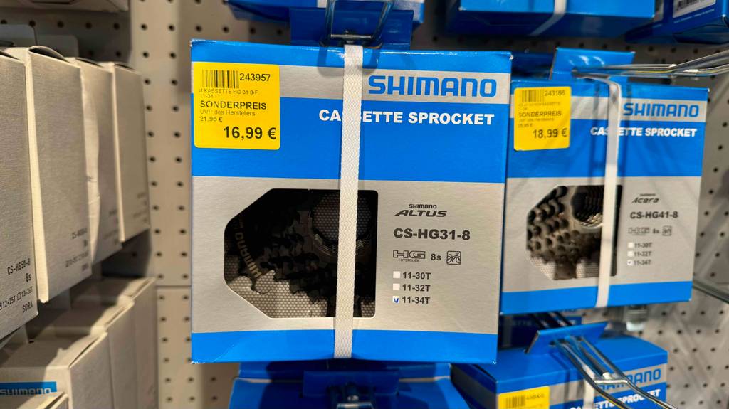 Shimano-Kassette im Test: Ein originalverpacktes Produkt hängt in einem Regal.