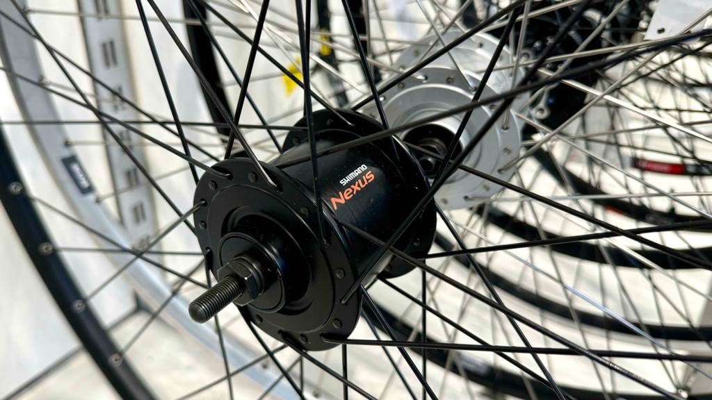 Im Test: Ein Nabendynamo ist an den Speichen eines Reifens montiert.