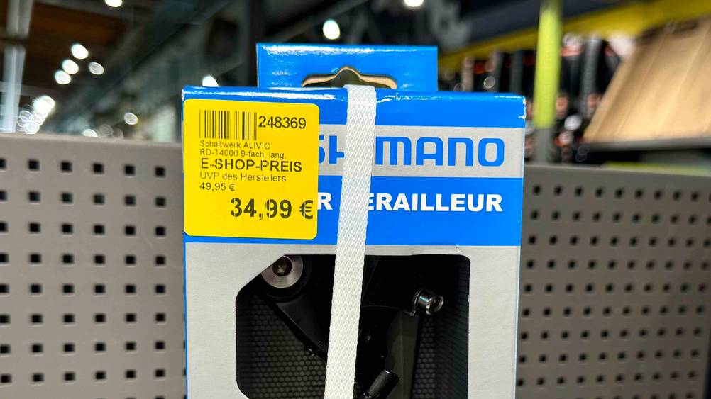 Shimano-Schaltwerk im Test: Nahaufnahme der Verpackung mit Preisangabe.