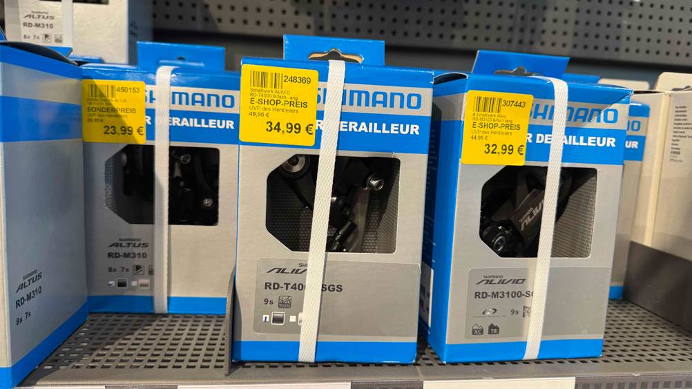 Mehrere Packungen des getesteten Shimano-Schaltwerks in einem Verkaufsregal nebeneinander.