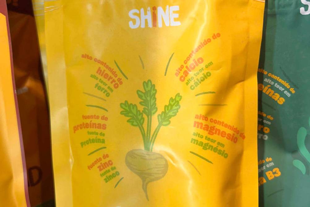 Im Test: Eine gelbe Packung Maca Kapseln von Shine im Detail.