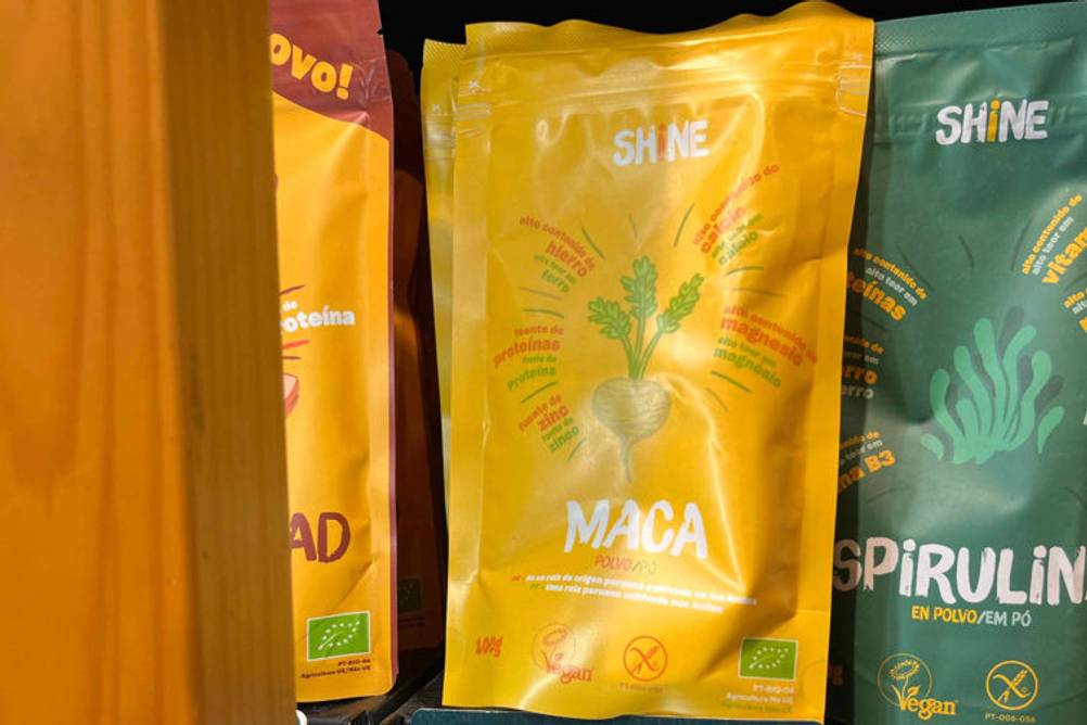 Im Test: Maca-Kapseln in der Packung neben anderen Produkten in einem Regal.