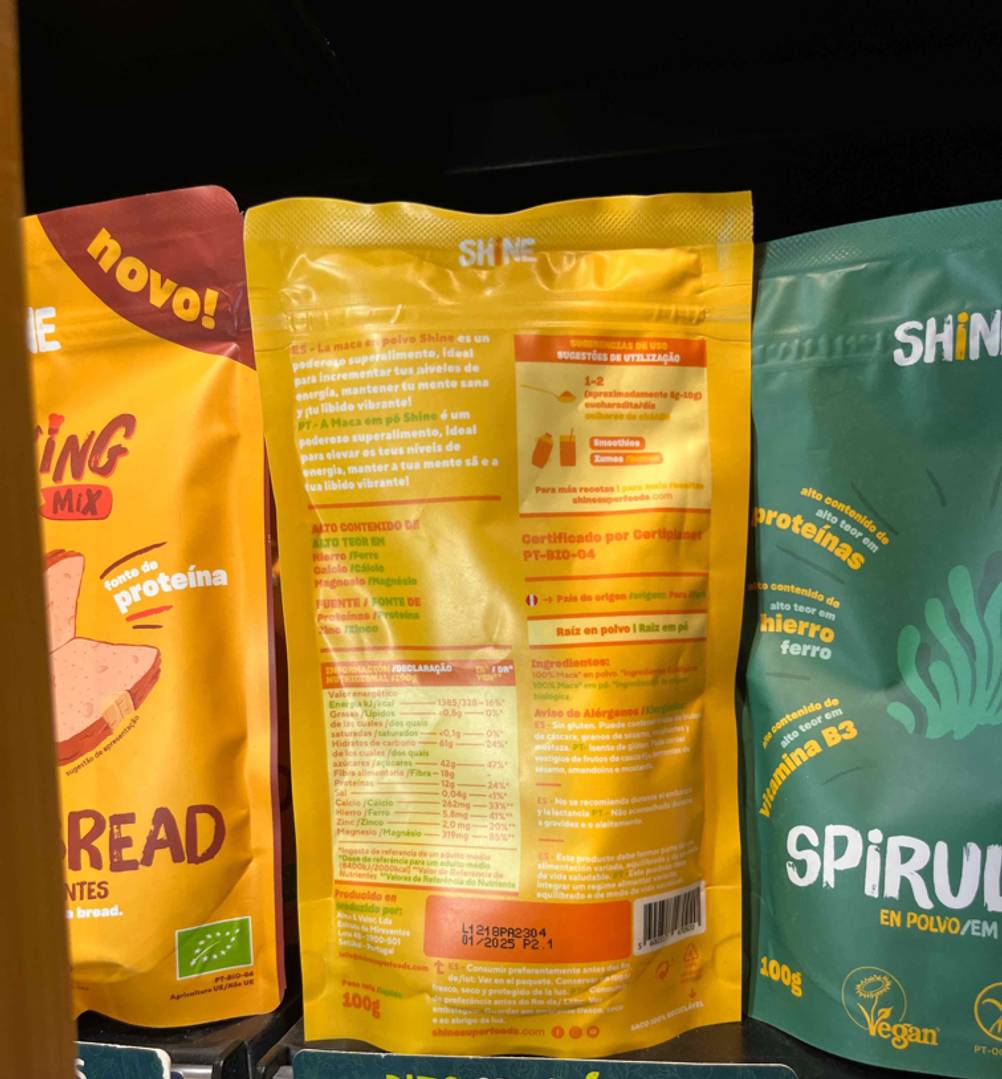 Im Test: Rückseite einer Packung Maca Kapseln von Shine in einem Regal neben anderen Produkten.