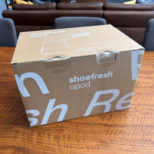 Der Karton vom Shoefresh-Opod-Schuhtrockner steht auf einem Tisch