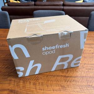 Der Karton vom Shoefresh-Opod-Schuhtrockner steht auf einem Tisch