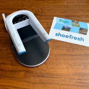 Der Shoefresh-Opod-Schuhtrockner steht neben der Anleitung auf einem Tisch