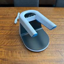 Der Shoefresh-Opod-Schuhtrockner steht auf einem Holztisch