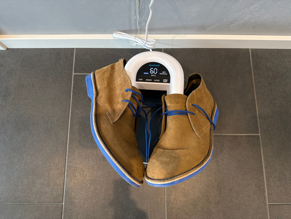 Zwei Schuhe stecken auf dem Shoefresh-Opod-Schuhtrockner
