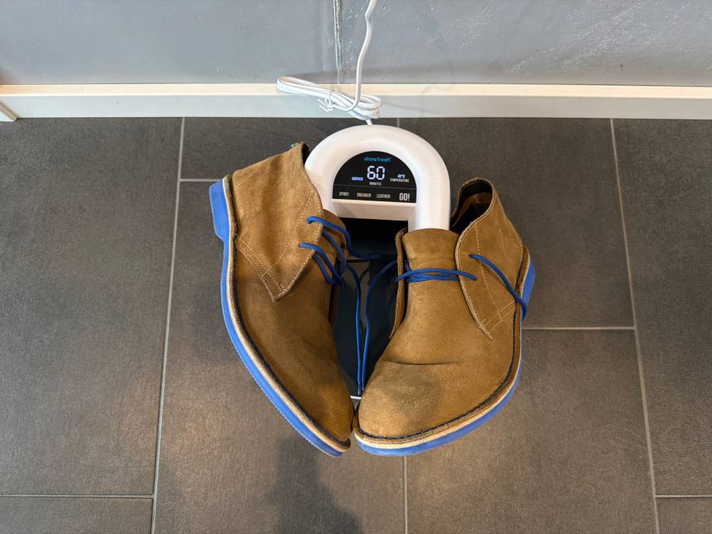 Zwei Schuhe stecken auf dem Shoefresh-Opod-Schuhtrockner