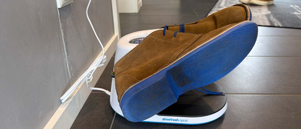 Zwei Schuhe werden mit dem Shoefresh-Opod-Schuhtrockner getrocknet