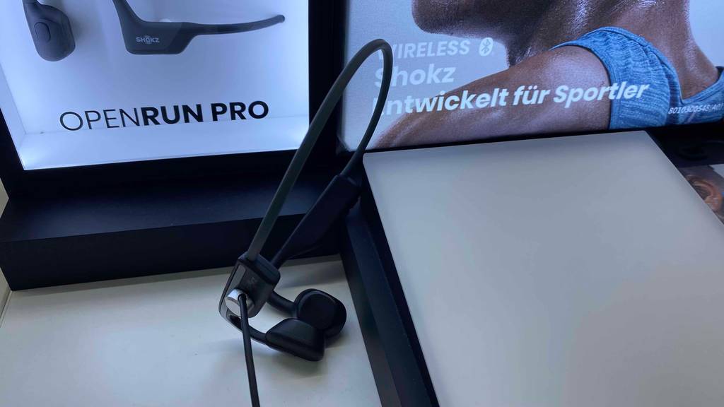Shokz Knochenschall-Kopfhörer OpenRun Pro im Test: Kopfhörer liegen auf dem Tisch.