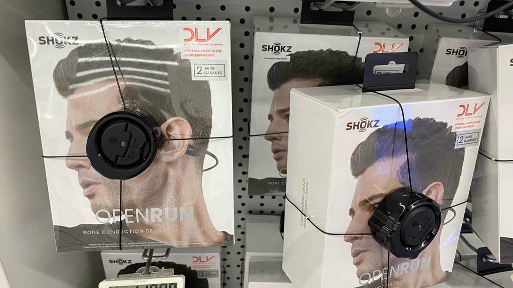 Shokz Knochenschall-Kopfhörer OpenRun Pro getestet: Kopfhörer befinden sich in ihrer Verpackung.