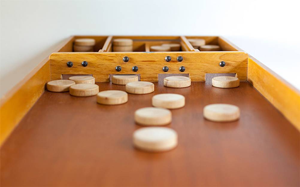 Shuffleboard im Test: Eine Holz-Variante des Dutch-Shuffleboards Sjoelbak.