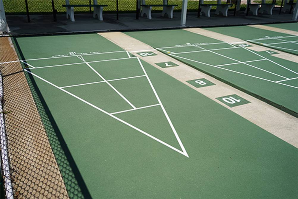 Shuffleboard im Test: Ein grünes Shuffleboard-Spielfeld