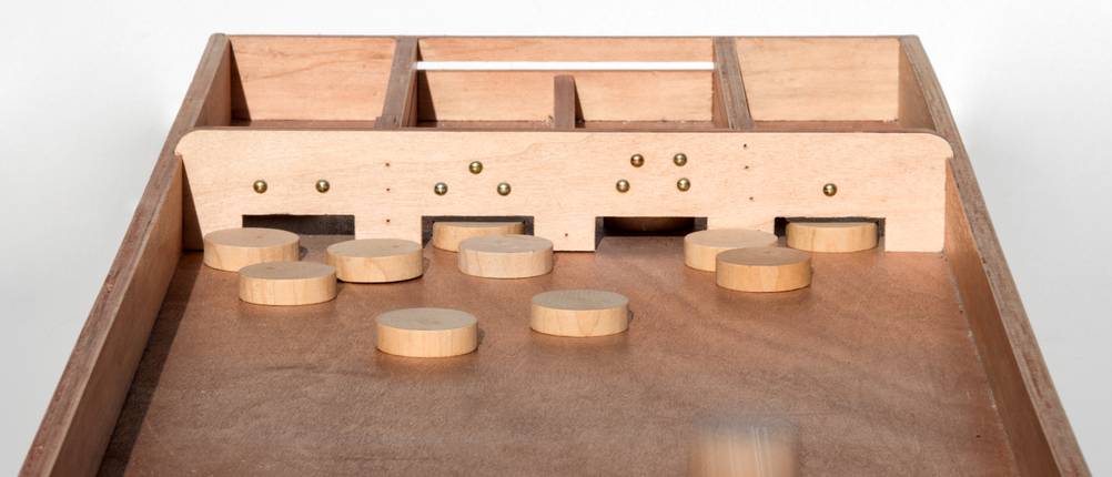 Im Test: Ein Holz-Shuffleboard vor weißem Hintergrund.
