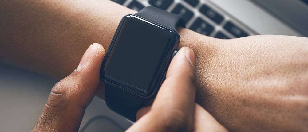 Smartwatch mit LTE an einem Handgelenk
