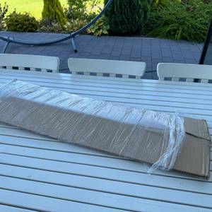 Der Karton des Shw-Fire 59006 liegt auf einem Tisch.