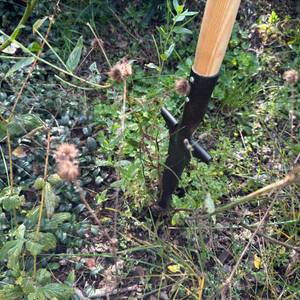 Mit dem Shw-Fire 59006 wird von oben in das Unkraut gestochen.