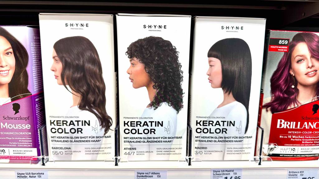 Haarfarbe dunkelbraun im Test: Mehrere unterschiedliche Töne stehen nebeneinander in einem Regal.