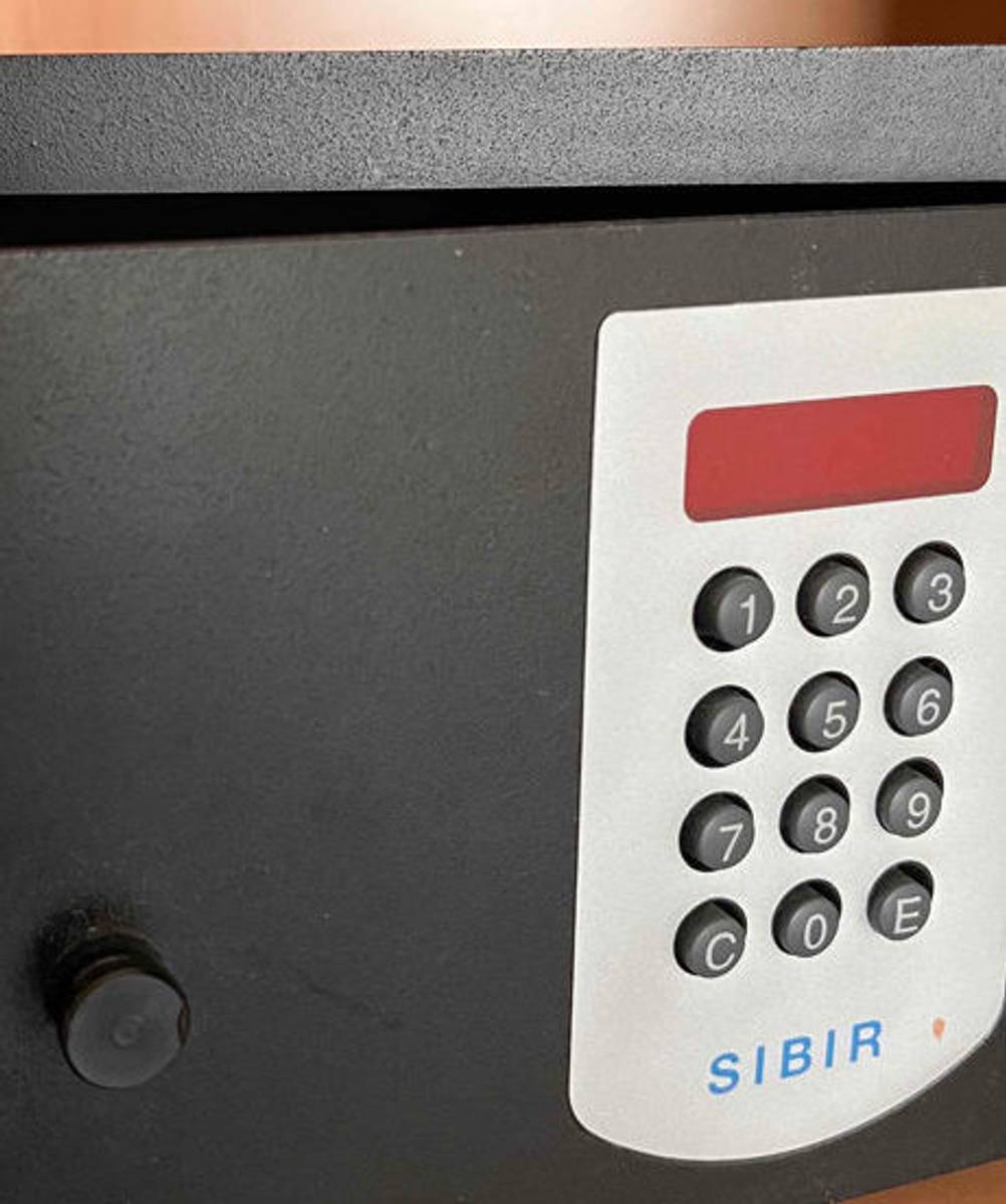 Tresor-Test: schwarzer Sibir-Tresor mit weißem Zahlencodeschloss.
