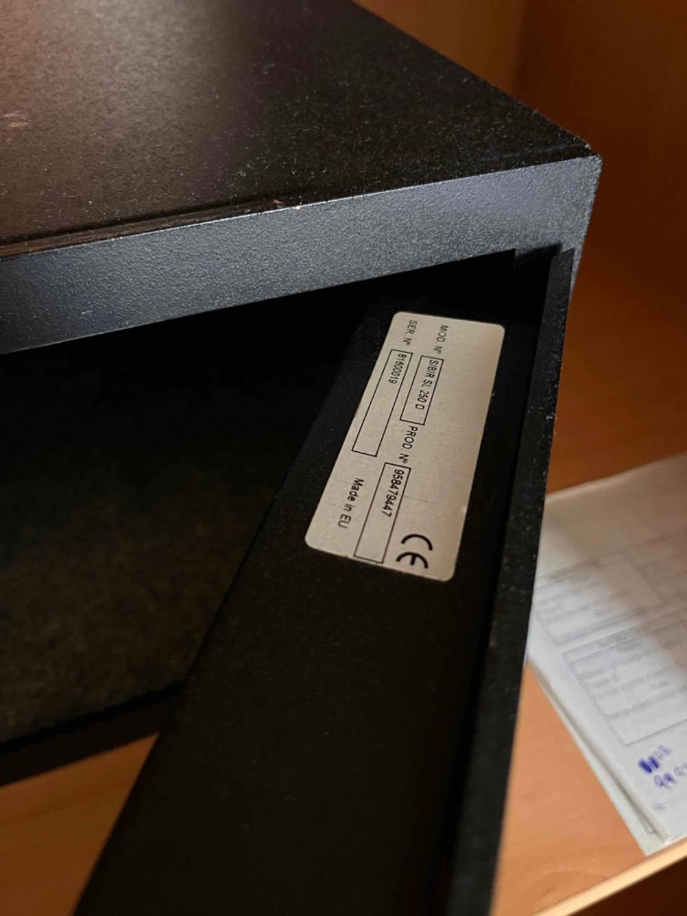 Tresor-Test: Geöffneter schwarzer Tresor gibt Blick auf die Seriennummer frei.
