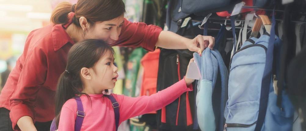 Step-by-Step-Schulranzen im Test: Eine Mutter dei mit ihrer Tochter Schulranzen vergleicht.