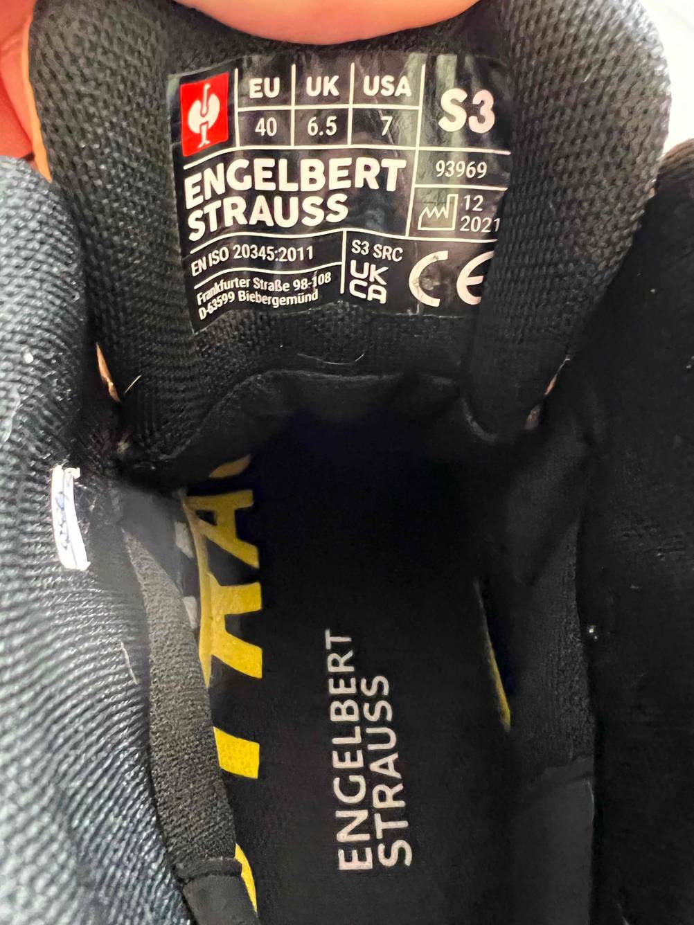 Detailansicht der Innenlasche mit Größeninformationen eines Sicherheitsschuh-S1 für Damen im Test.