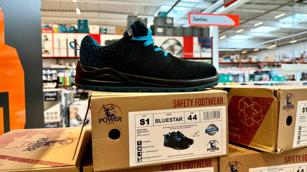 Sicherheitsschuhe-S1 Herren im Test: Ein Schuh von der Seite auf dem Originalkarton in einem Laden.