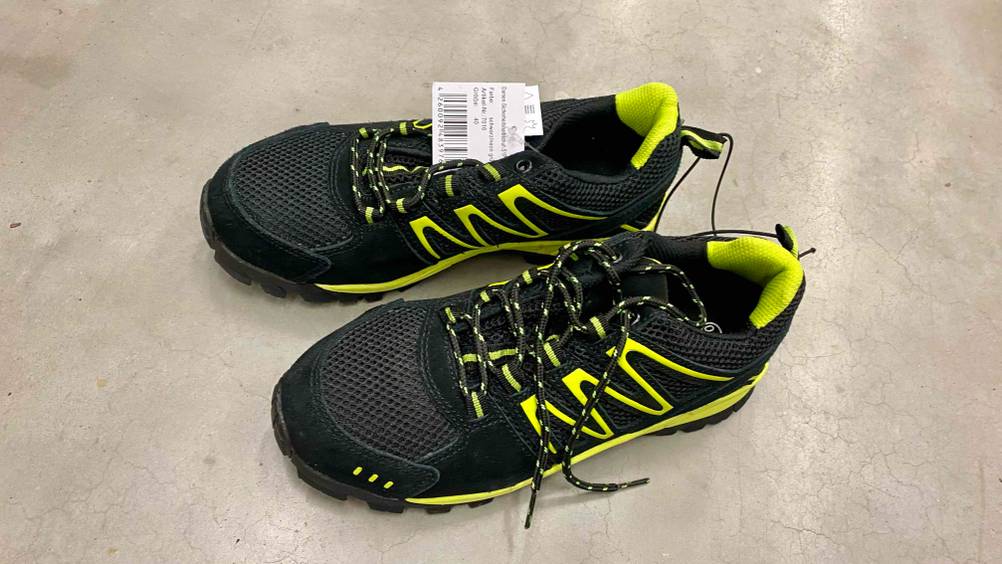 Ein Paar getestete Sicherheitsschuhe-S1P Damen von schräg vorne auf einem Betonboden nebeneinander stehend.