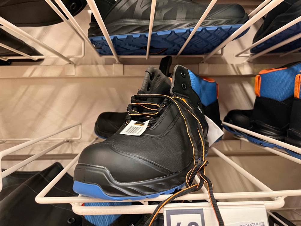 Getestet: Nahaufnahme der Schuhspitze eines Sicherheitsschuhs-S1P für Herren in einem Regal.