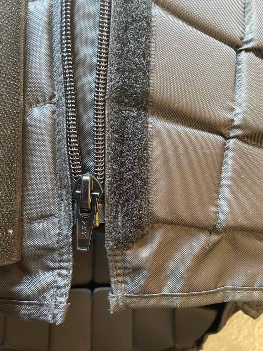 Sicherheitsweste Reiten im Test: Nahaufnahme des Reißverschlusszippers.