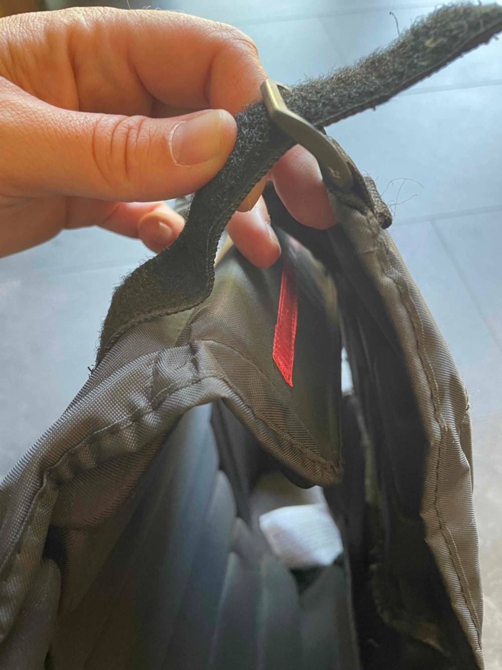 Nahaufnahme der verstellbaren Verschlüsse an der Seite einer getesteten Sicherheitsweste zum Reiten.