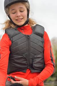 Um Sicherheitsweste-Reiten-Testsieger-Potenzial zu haben, sollte die Weste über Verschlüsse zur Feinjustierung der Größe in der Taille und an den Schultern verfügen.