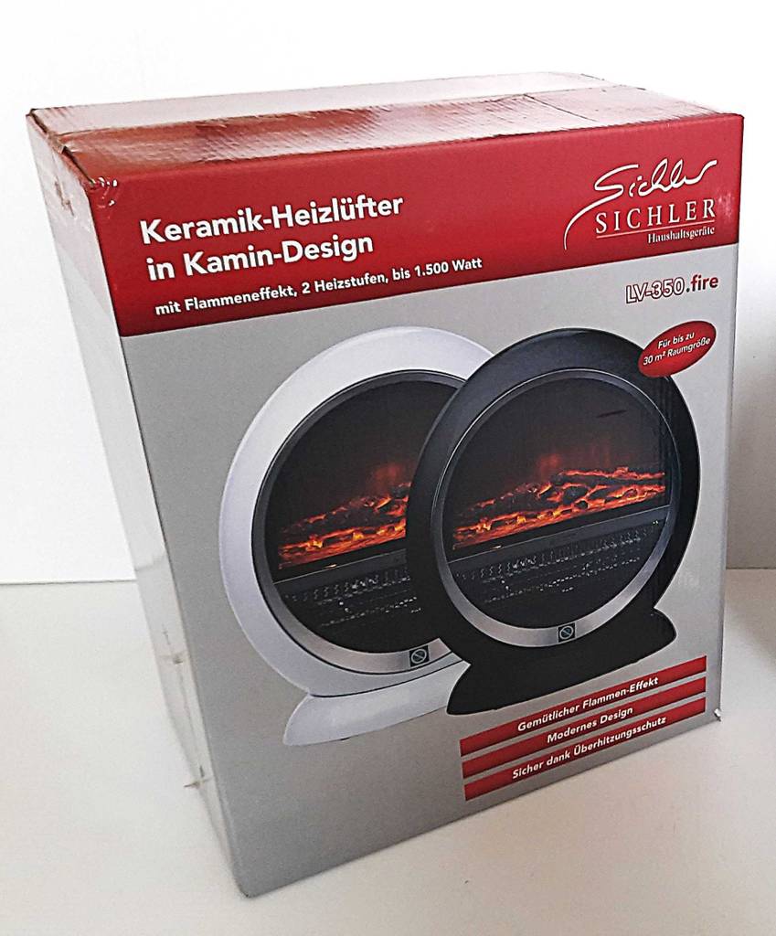 Die Verpackung eines getesteten, energiesparenden Heizlüfters mit Flammeneffekt steht auf einem weißen Podest.