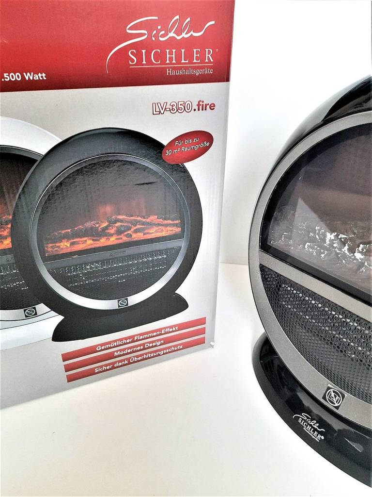 Neben der Verpackung steht ein getesteter, energiesparender Heizlüfter mit Flammeneffekt.