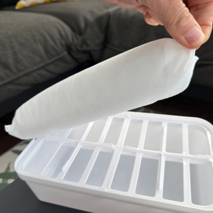 Eine Hand holt eine Packung Sichler NC5963-944 aus einem Luftentfeuchter