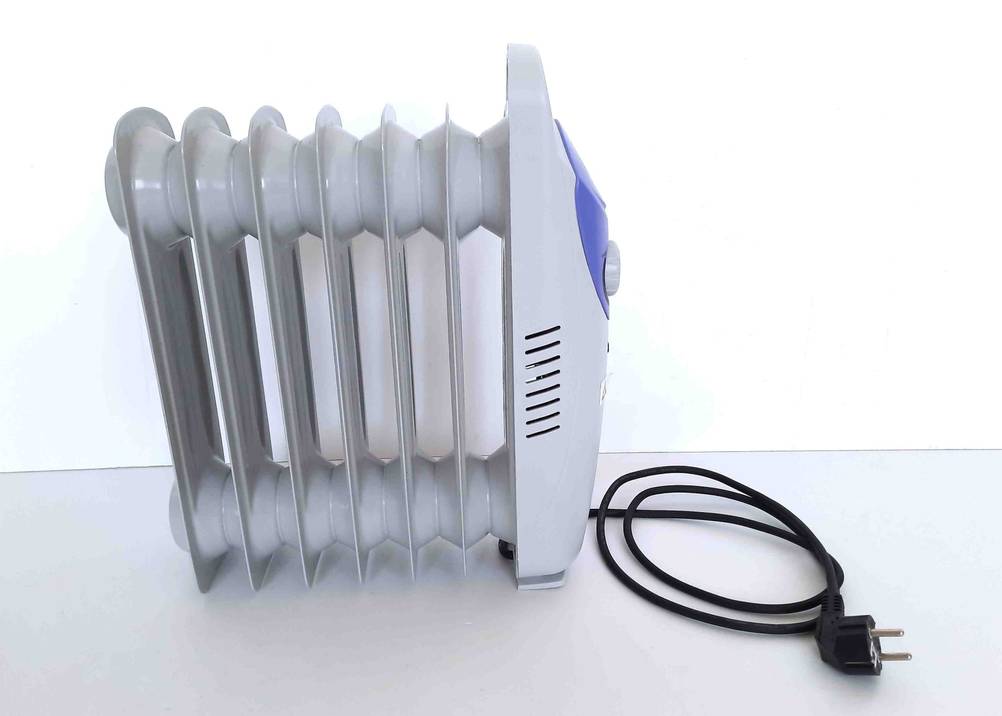 Getestet: Ein Ölradiator von der Seite mit Stromkabel vor einer hellen Wand.
