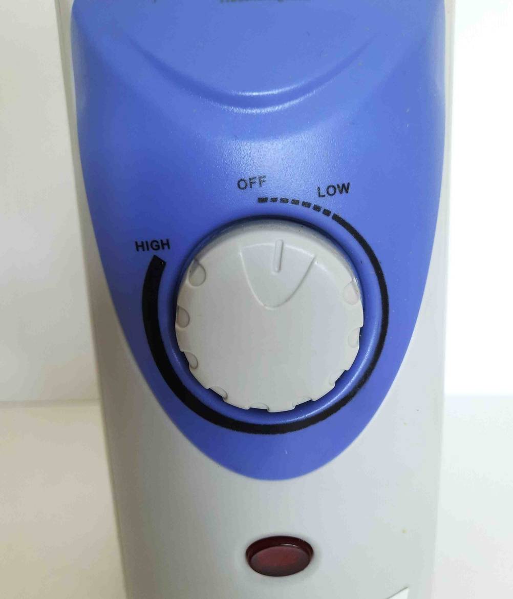 Im Test: Nahaufnahme des Bedienelements eines Ölradiators.