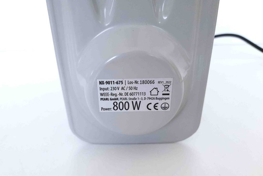 Ölradiator getestet: Detailaufnahme eines Aufklebers mit Informationen.