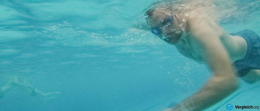 Schwimmbrille-Test: Mann taucht mit Sonnenbrille.