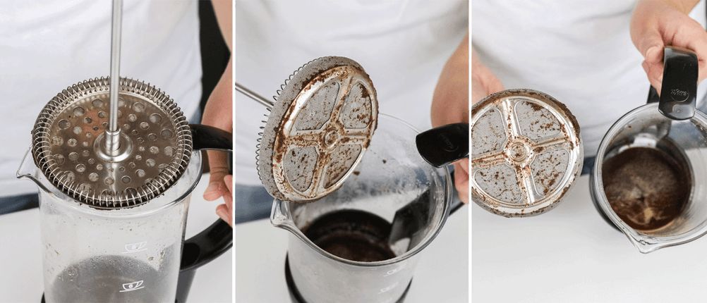 French Press im Test: Bildercollage vom Herausnehmen des Presstempels einer French-Press.