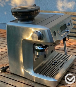 Siebträgermaschinen-Test: Eine Siebträgermaschine mit Tropfschale steht auf einem Holztisch. 