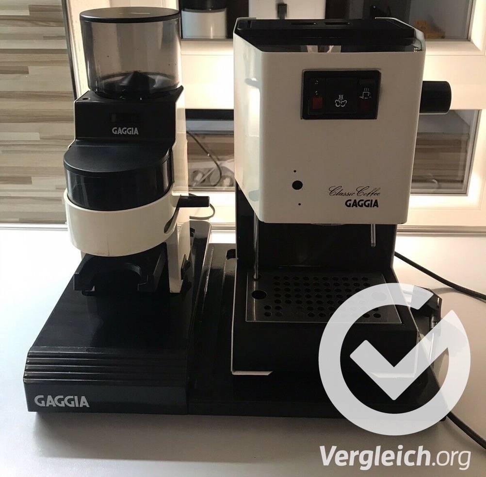 Siebträgermaschinen-Test: Eine Siebträgermaschine steht auf einer Küchentheke. 