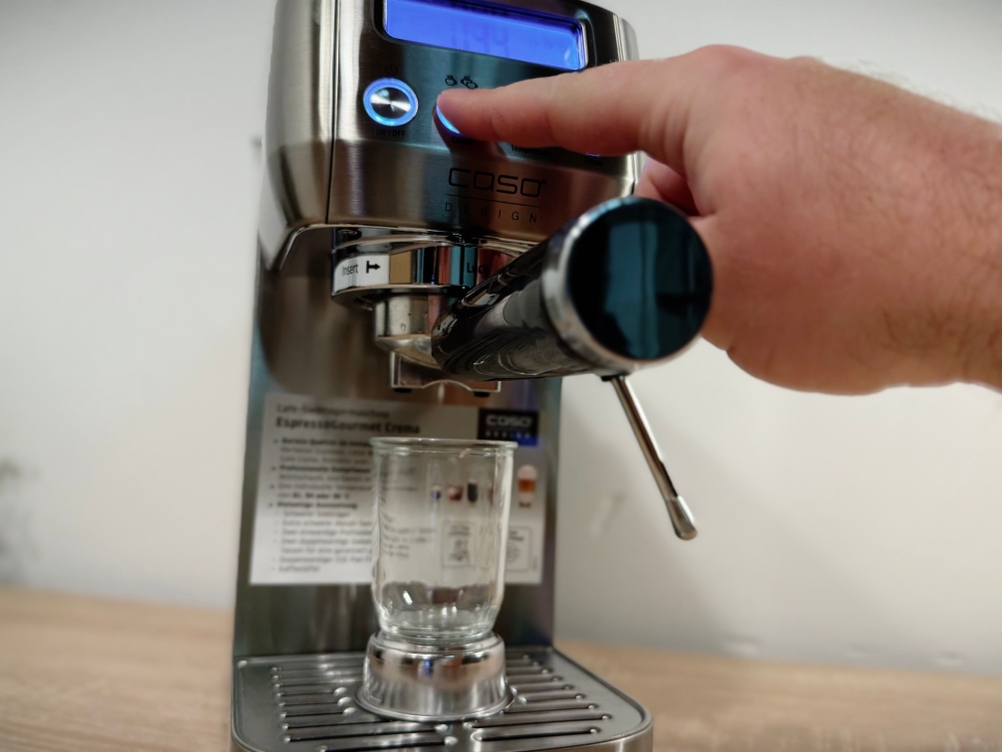 An der Caso-Siebträgermaschine wird eine Auswahl für den Kaffeebezug vorgenommen.